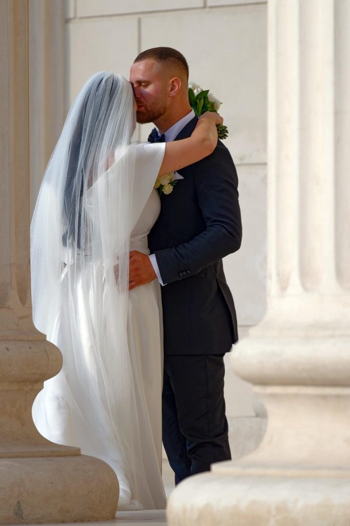 couple, newlyweds, wedding, married, marriage, bride, groom, kiss, happy, lovers, building, event